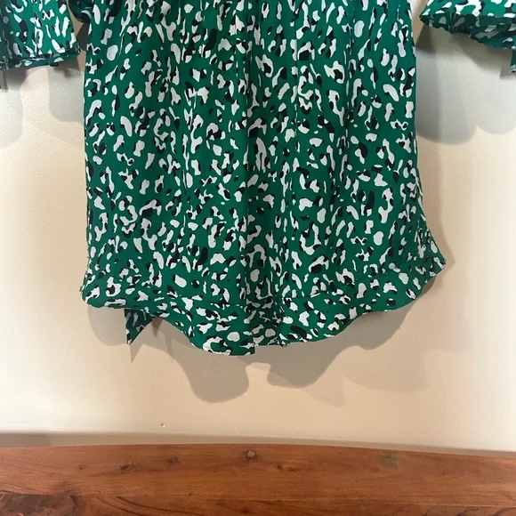 Lulu's Green Patterned Romper - Picture 5 of 7